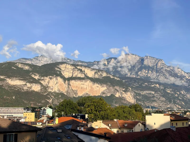 云雾缭绕的阿尔卑斯山峰
